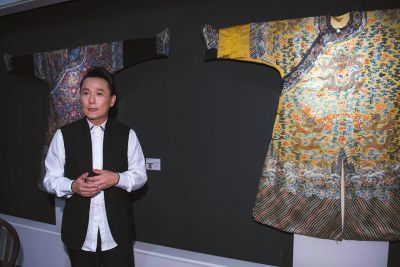 會唱會收藏！張信哲北京辦明清織繡服飾展
