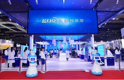 美博會創(chuàng)辦人、中華全國工商聯(lián)合會美容化妝品業(yè)商會會長馬婭女士參觀藍月亮洗滌科技館后接受媒體采訪，盛贊藍月亮卓越的創(chuàng)新精神和高度的社會責(zé)任感。